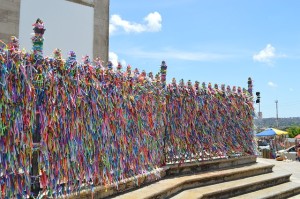 Religiöse Bänder an einer Kirche in Salvador de Bahia.