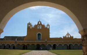 Izamal © Highlight unseres Reiseberichts: Der Maya Tempel Chichen Itza © Claudia Huldi / pixelio.de