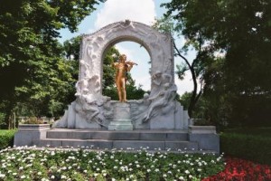 Das Johann Strauß Denkmal im Stadtpark © anwyndarkelf / pixelio.de