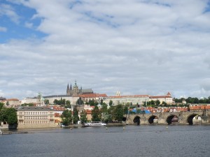 Die Karlsbrücke und die Prager Burg im Hintergrund.