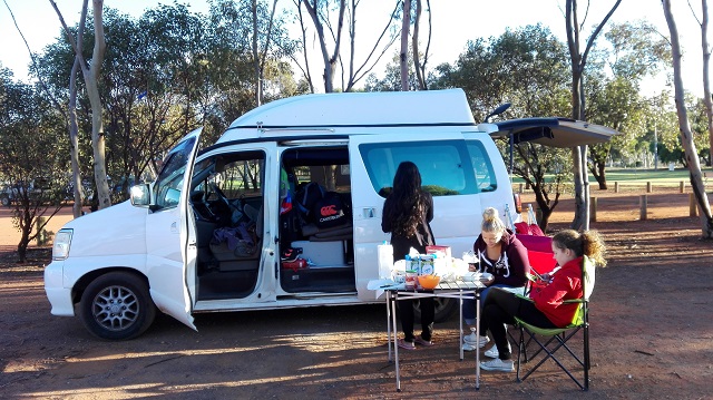 Frühstück am Camper Van